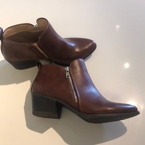 ⭐️ Brown Faux Leather Chelsea Boots